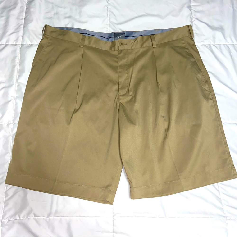 Nike Dri Fit Men's Golf Shorts Pleated Front Khaki Performance Size 42 XXL